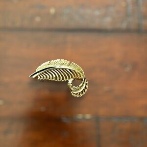 Gerry’s Vintage sweater pin leaf